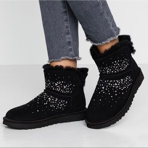 Never worn short black uggs